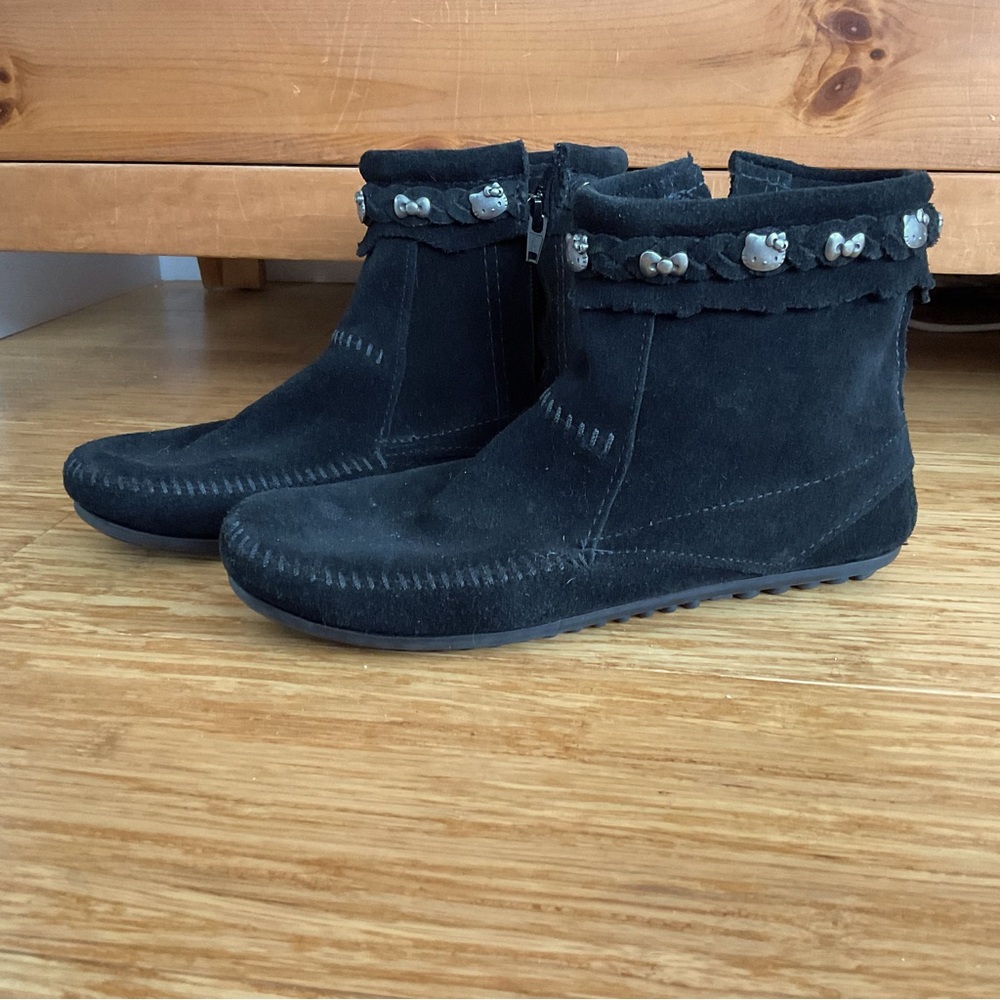 Minnetonka Black Suede Moccasin Booties with Hello Kitty Accent Size 6